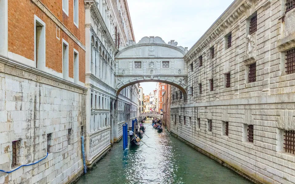 Gondola approaching the Bridge of Sighs